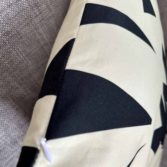 SIT DOWN BLACK CREAM CUSHION